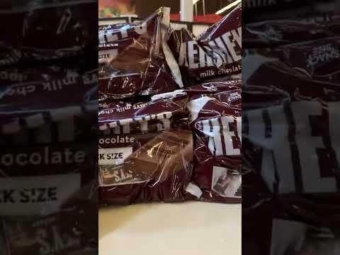 MOST SATISFYING HERSHEY'S MILK CHOCOLATE SNACK SIZE#short #hersheychocolate #snack #satisfying