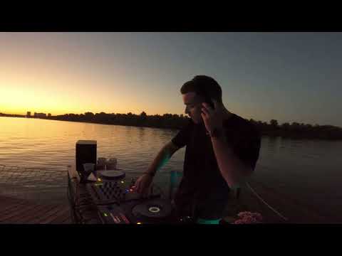 Radio Volt Matinée Stream - Derek West