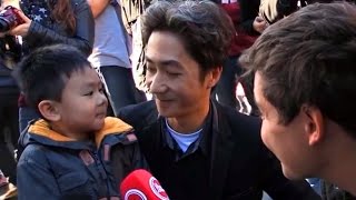 Теракты в Париже. Отец успокаивает малыша