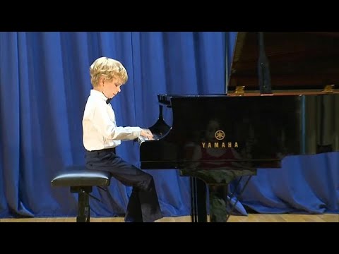 شاهد طفل في السابعة من العمر يعزف البيانو بمهارة لا مثيل لها...