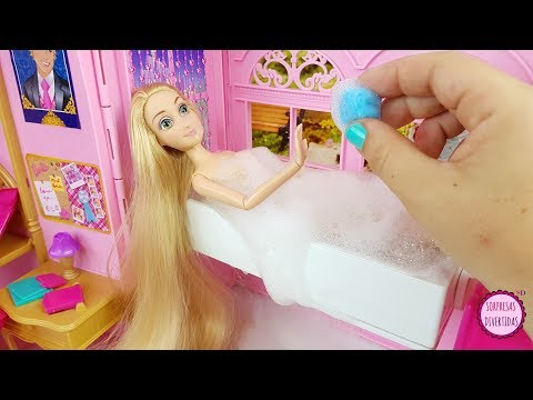 Cuidando de mis muñecas Rapunzel y Blancanieves por la mañana en la habitación de Princesas Barbie