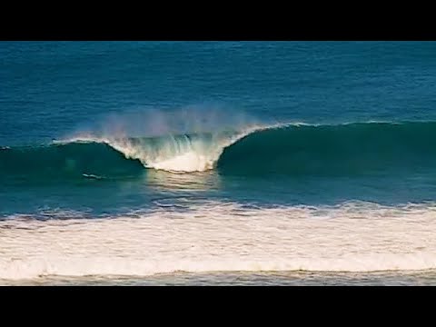 Solid SW swell peaks at Waikiki on August 21, 2022