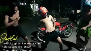 Download lagu Vidio lucu  story Wa ( joget malam)😂 pokok goyang. Tarik mp3