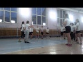 Девочки играют в волейбол на физре 