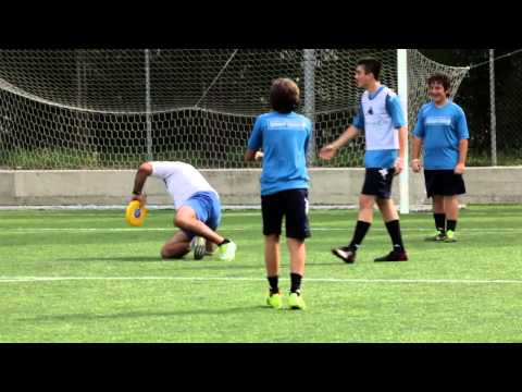 Andrea De Rossi cade giocando ad Ultimate..