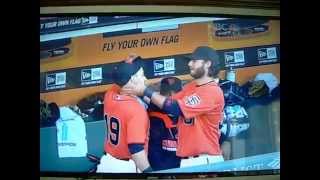 Brandon Crawford admires Marco Scutaro's hair