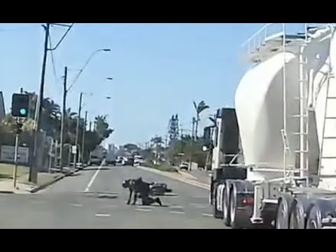 Aussiecams - Motorcyclist takes evasive action at intersection in Mackay QLD