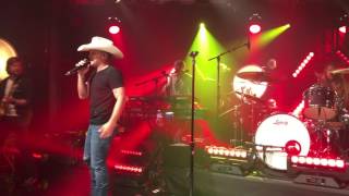 Tailgate Watch: Justin Moore performs &quot;More Middle Fingers&quot; in NYC
