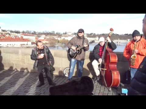 Peter Ondria spieva s Dixikom na Karlovom moste v Praze