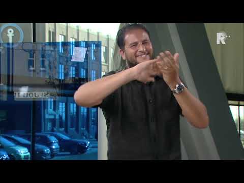 Nourdin Boukhari danst in de studio van FC Rijnmond