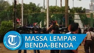 Pagar Gedung DPR RI Ambruk Dijebol Massa, Polisi Terluka Kena Timpuk