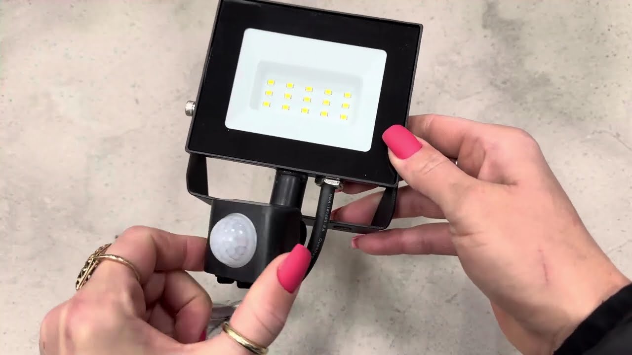 Cвітлодіодний прожектор ARDERO LL-2010ARD 10W 800Lm 6500K чорний IP65 з датчиком (80021)