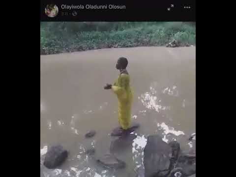 Princesa de Osogbo rezando pra Osum