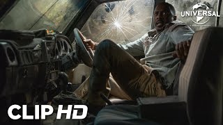 Universal Pictures LA BESTIA - Nate, atrapado bajo el Jeep del safari mientras el león ataca anuncio