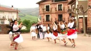 preview picture of video 'Saludo, Pasadillas y Pasacalles. Grupo de Danzas de Matute'