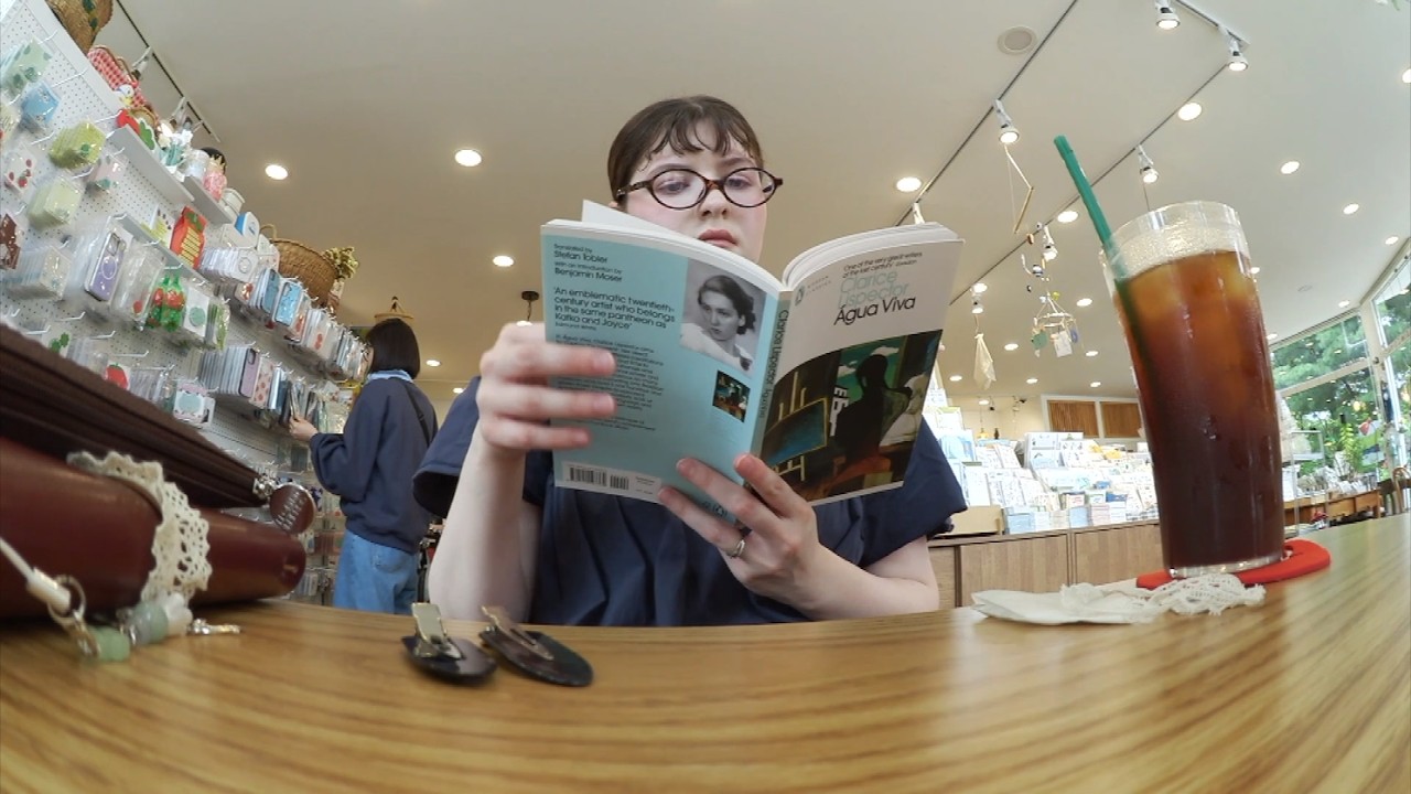 a few rainy analog days 🕯️ lot’s of reading, journaling & physical media