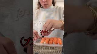 食べ物を必ずチェックする女性