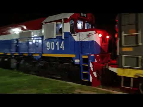 GT- 22 CW (9014) con un Tren Cargado de N.C.A a su paso por "Estación Forres" en plena noche 🚂🌃 🇦🇷