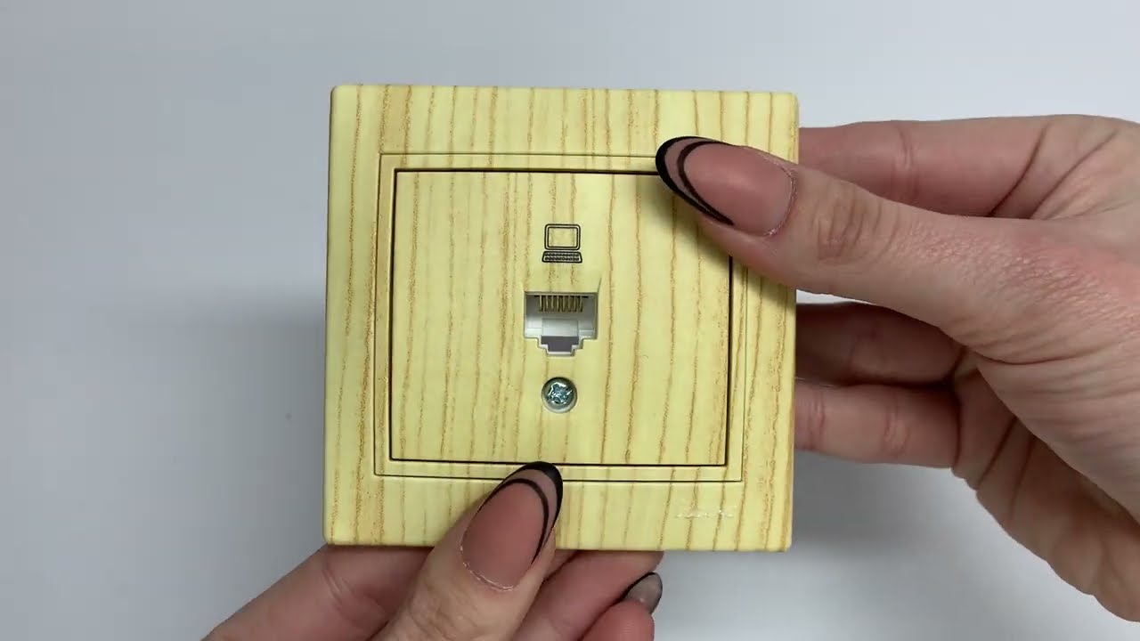 Розетка одинарная компьютерная LEZARD Mira дуб отбеленный 701-5252-139