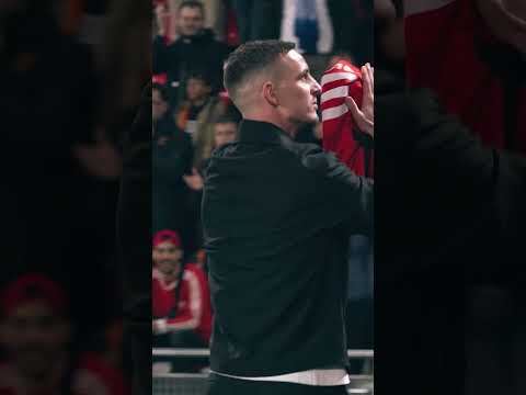 😍 Le magnifique tifo pour la légende Benjamin Bourigeaud 🔴⚫️ #Ligue1Legends ✨