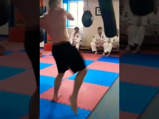 Vídeo relacionado con Artes Marciales Mixtas: Una guía completa de boxeo, jiu-jitsu brasileño, muay thai, lucha libre, kárate, taekwondo, kung fu, judo, sambo y capoeira para dominar las artes marciales mixtas