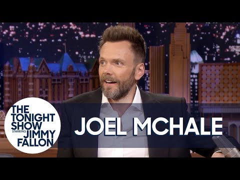 ジョエル・マクヘイルはロブ・リグルとオープンウォーターのシャーク・ダイビングで生き残った (Joel McHale Survived Open Water Shark Diving with Rob Riggle)