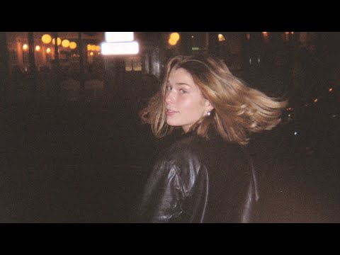 Video thumbnail for Embrasse Moi