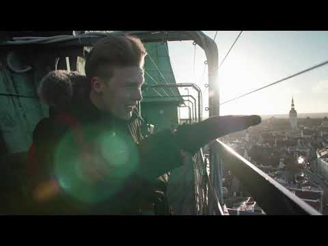 Jaagup Tuisk näitab, mida näeb Oleviste kiriku tipust