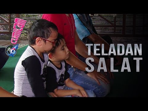 Daus Mini Beri Teladan Salat untuk Putranya - Cumicam 13 Juli 2017