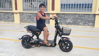 Bé Dương được Bố mua xe đạp điện để đi học lớp 6