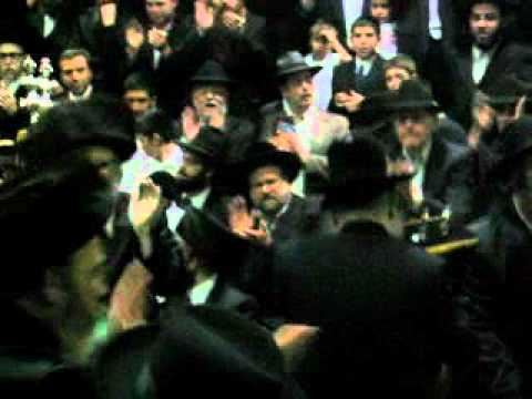 Rabbi Noah Isaac Oelbaum dancing in front of the Skverrer Rebbe