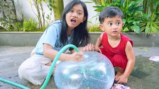Download lagu AZAM FILLS GIANT BALLOONS WITH WATER 💦 AND BREAKS THE BALLOONS mp3