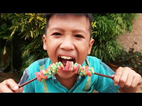 CẬU BÉ TỐT BỤNG | GIÚP ĐỠ BẠN NHÀ NGHÈO ♥ Xoong Nồi TV