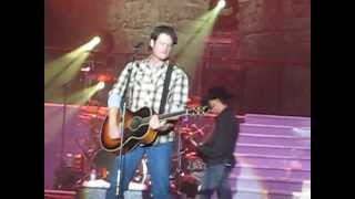 Blake Shelton performing &quot;Romeo&quot; Live