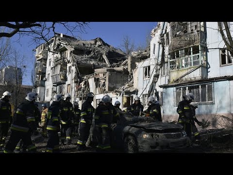 شاهد تواصل عمليات البحث عن ناجين بين أنقاض مبنىً سكني في زابوريزهيا استهدفه هجوم روسي