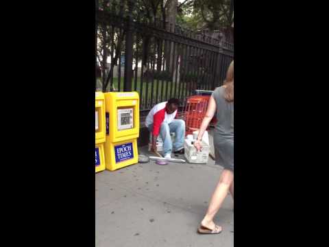 Guy drumming on plastic containers in New York |AMAZING|