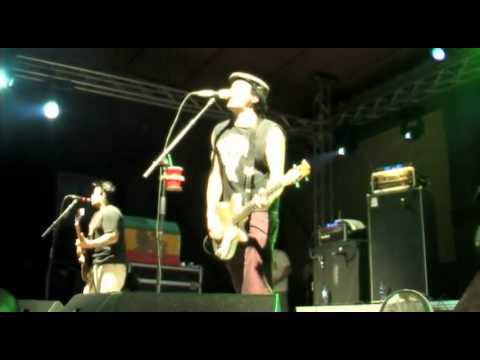 NOFX - Dinosaurs Will Die / Leave It Alone (live in Costa Rica)