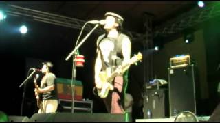 NOFX - Dinosaurs Will Die / Leave It Alone (live in Costa Rica)