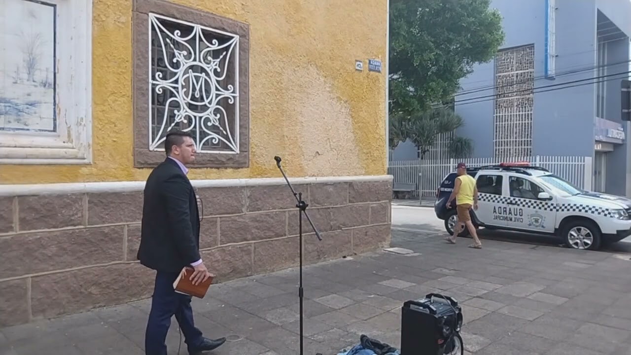 no meio da pregação chegou a #polícia oque será que aconteceu? pregando nas praça o arrependimento.