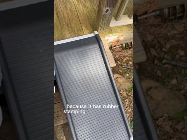 Vídeo relacionado con PetSafe Rampa telescópica Happy Ride, Ligera y transportable para Mascotas, para automóviles Grandes, Marco de Aluminio Resistente, 99-183 cm de Largo, Soporta hasta 181 kg