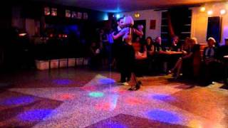 Virginia Uva y Cesar Agazzi bailan el Recodo en Milonga Los Amigos ( Passy, Francia)