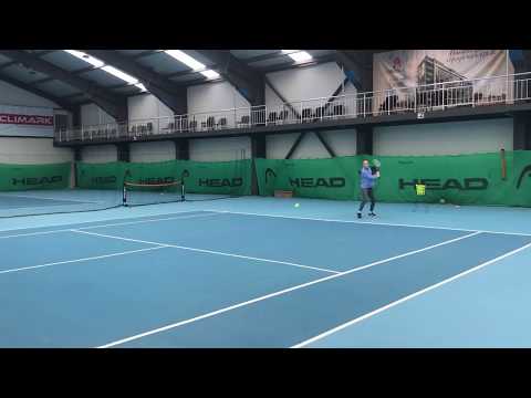 Държавната шампионка Стела Пеева предава опит и мотивация на 9-годишната Дария Халявко.