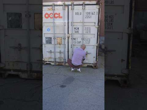 What’s in this container..? 😳