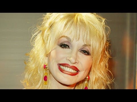 ドリー・パートンがいつも長袖を着る本当の理由 (The Real Reason Dolly Parton Always Wears Long Sleeves)