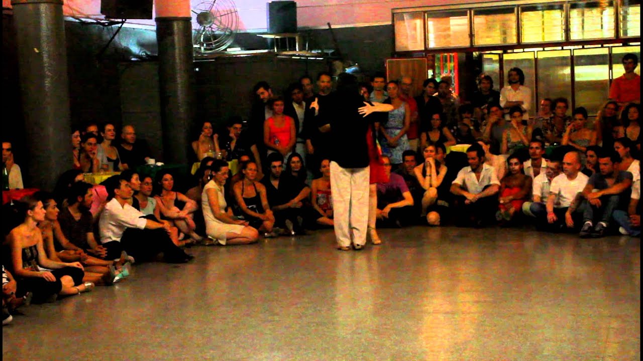 Ariadna Naveira y Fernando Sanchez bailan en Villa Malcolm -Bajo el cono azul