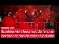 Buiten het stadion viert Excelsior met de supporters het winnen van de tweede periodetitel