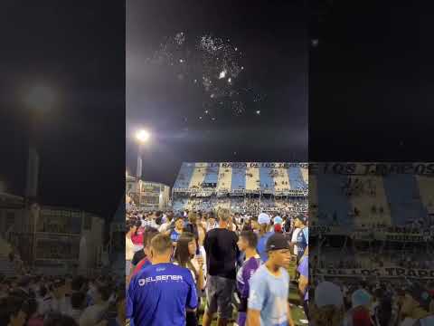 🩵Festejo de jugadores, familias e hinchas
🤩Los hinchas de Atlético invadieron el campo de juego,…