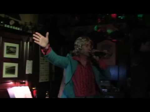 Schlagerpersiflage: Reginald Peene als Freddy Marcus.