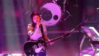 Tegan &amp; Sara - "This outfit makes me seem very serious"/On Directing