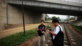 preview picture of video 'Nge-Bubur Ayam di Ujung Jembatan Rel Kereta | Travel Vlog'